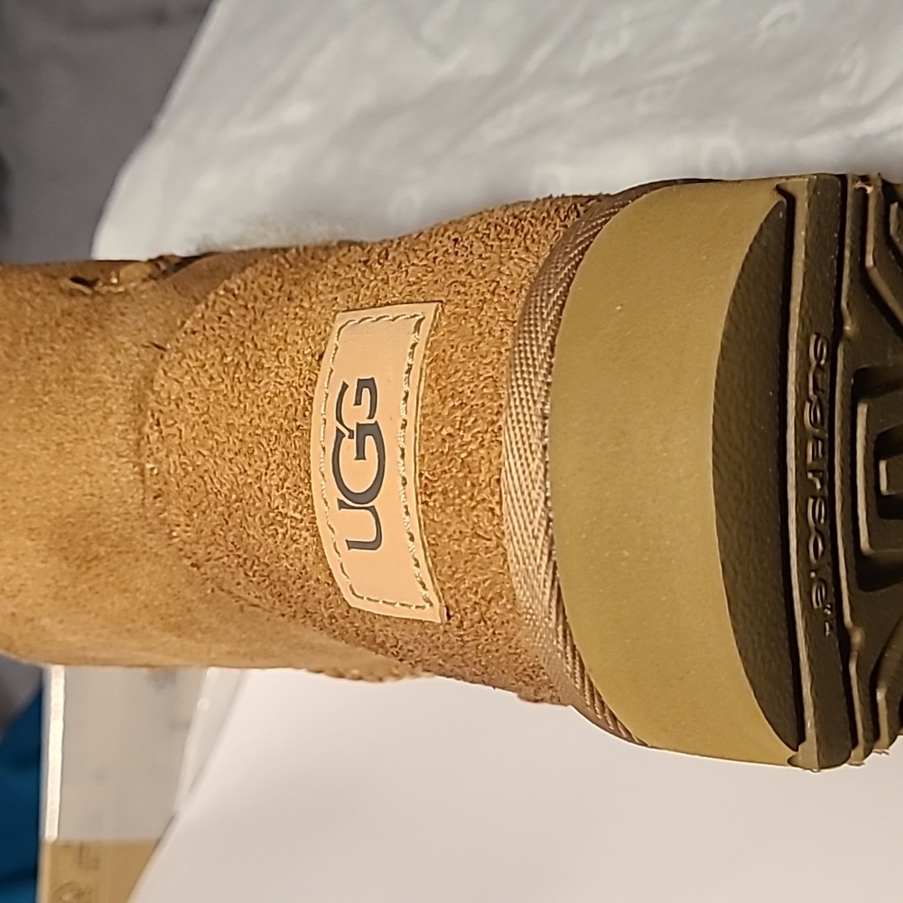 UGG mini bailey button chestnut/ tan, size 8 or 9, new in box - Picture 2 of 13